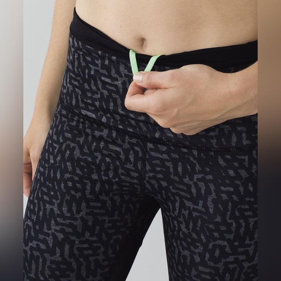 🍋Lululemon Running In The City 7/8 Tight *Full-On Luxtreme - Picture 3 of 14
